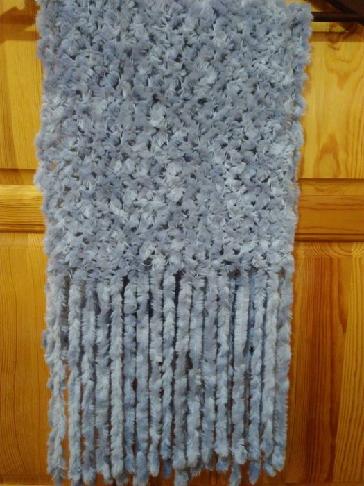 Дамски сив пухен шал