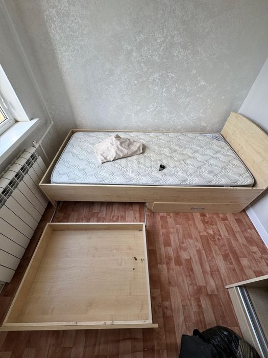 Продам кровать односпальная с матрасом