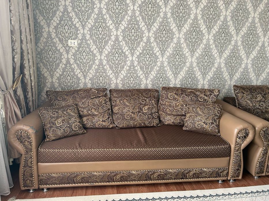 Диван мен кресло сатылады.