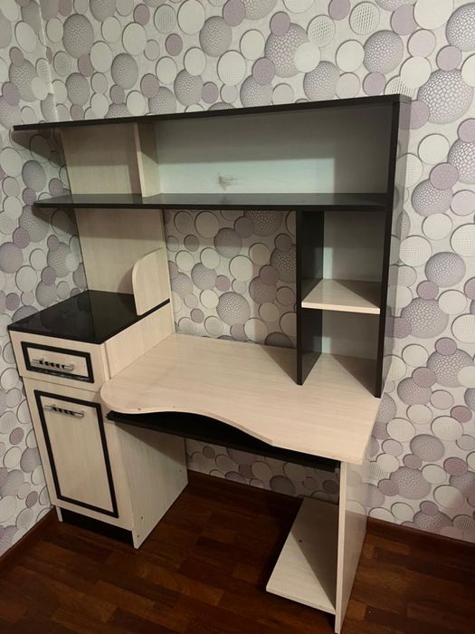 Стол стулья, компьютерный стол, кровать 2 шт