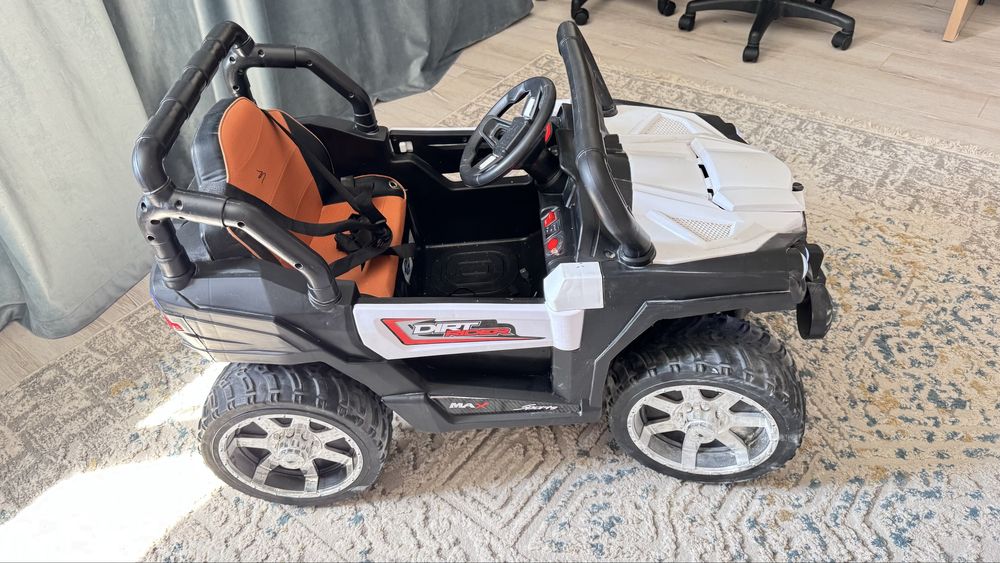 Машина детская в отличном состоянии