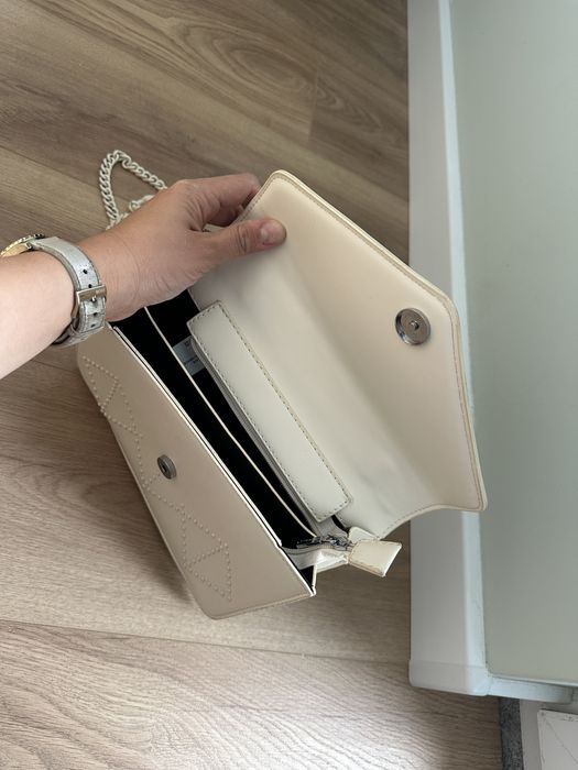 Елегантна бяла чанта