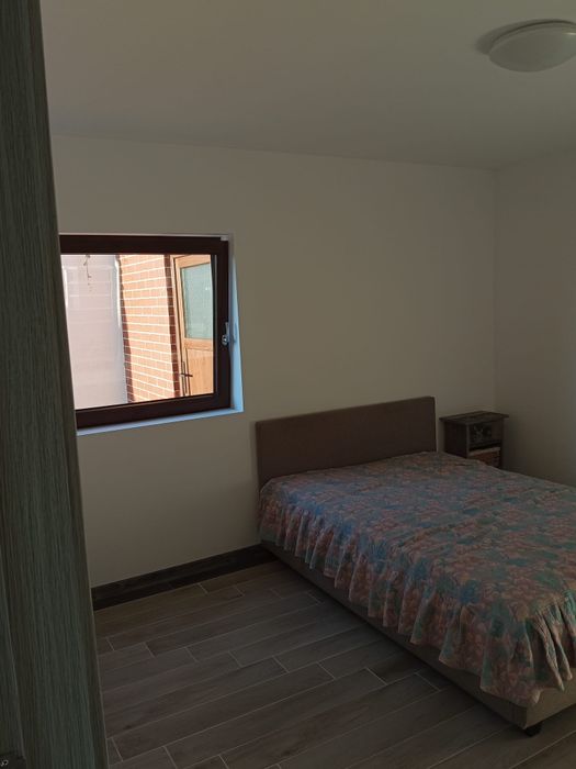 Închiriez apartament cu 3 camere la casa