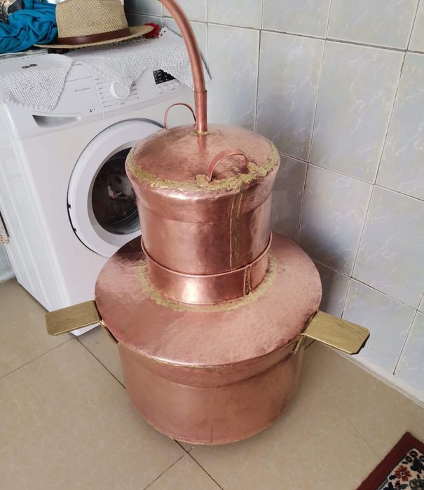 Vand un cazan de tuica din cupru alimentar are 80l