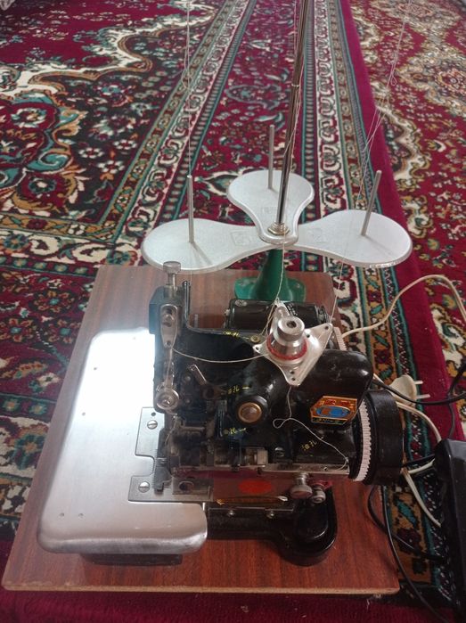 Tikuv mashinasi sotiladi uchta ipli  ОВЕРЛОК