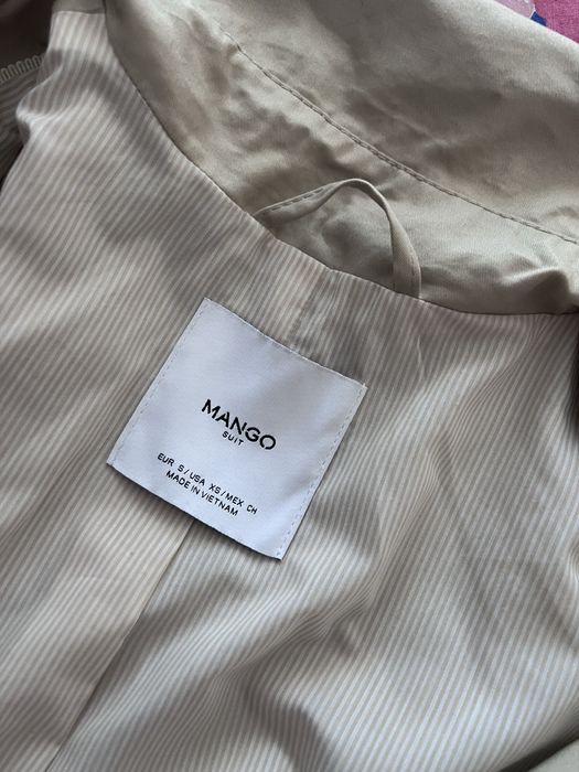 Vând trench mango