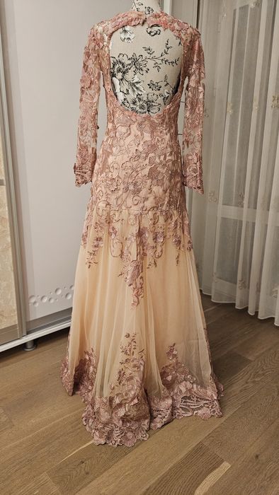 Rochie lunga de seara din dantela roz, cu spatele gol