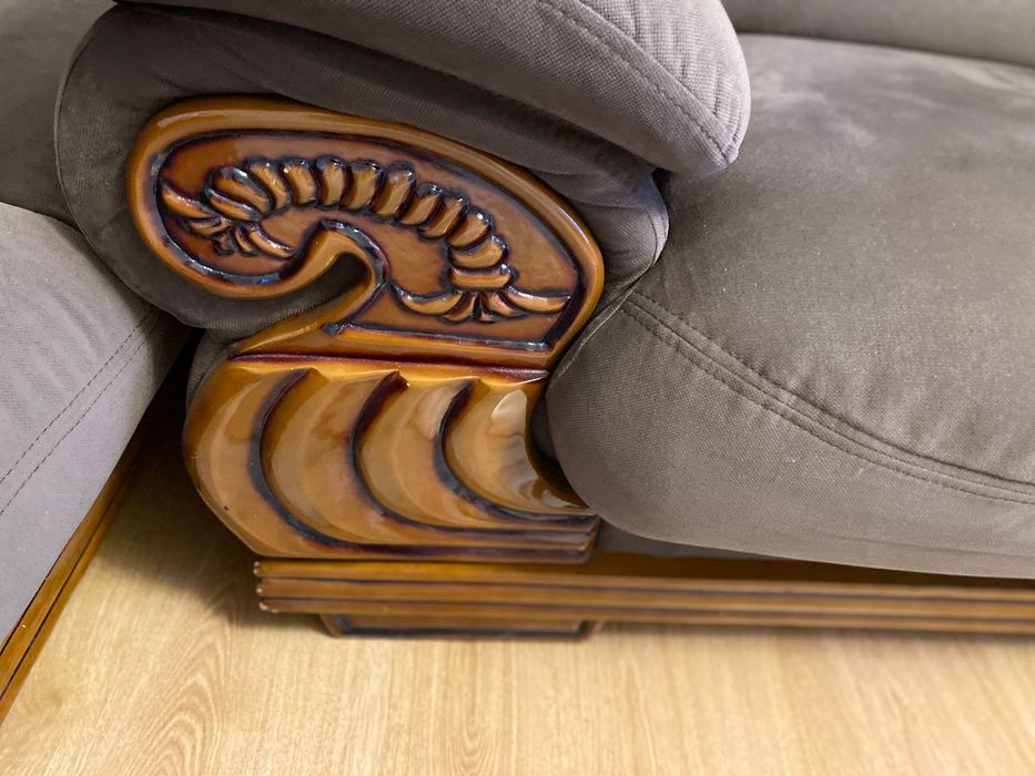 Продаётся мягкая мебель (диван + 2 кресла)