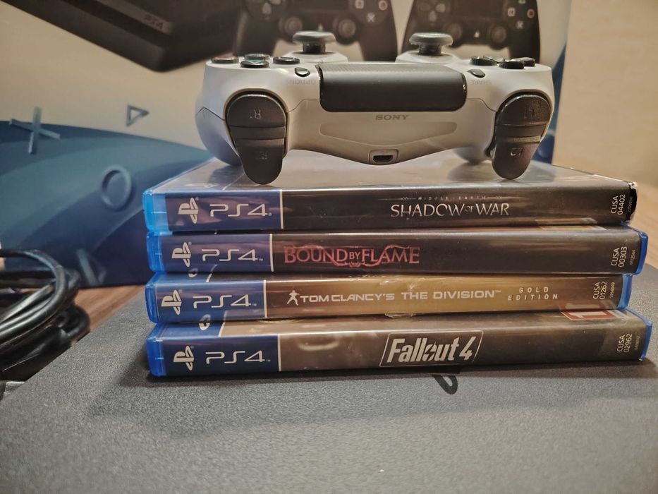 PS4 SLIM конзола 1 TB + 4 оригинални игри