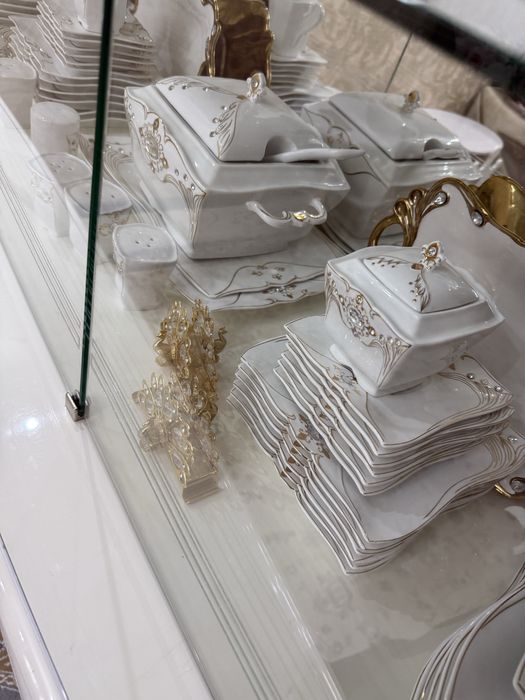 Шкаф витрина вместе с сервизом