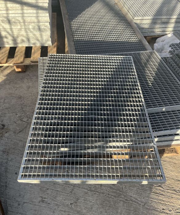 Grătare zincate și trepte