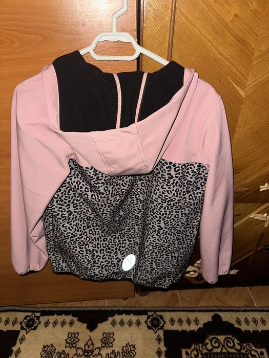 Geaca anti vant roz cu leopard pentru copii