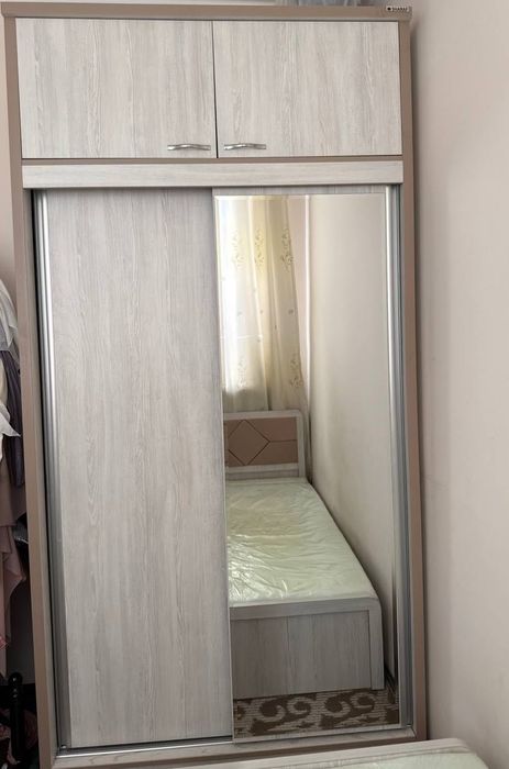 Диван и шкаф для дома