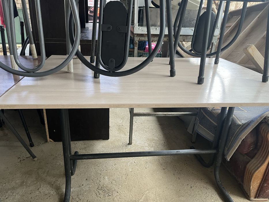 Стол и стулья продается