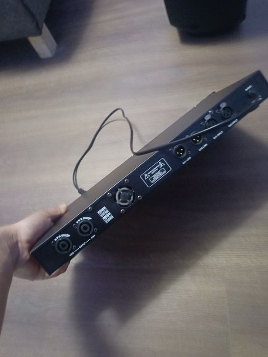 Vând sau schimb amplificator cu boxă