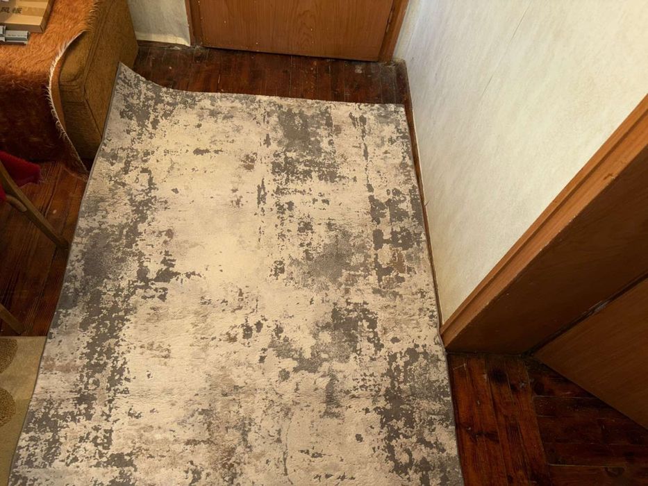 Модерен килим в неутрални тонове с ефект на състаряване.