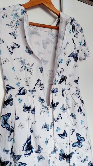 Къса бяла рокля с десен на пеперуди