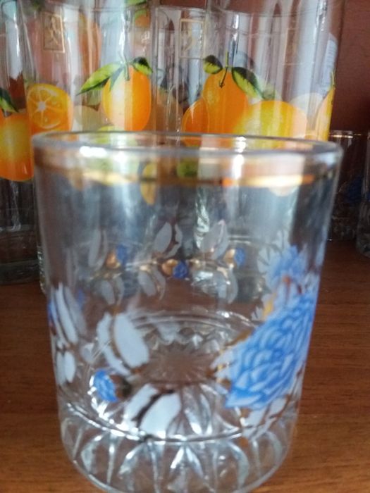 Стаканы с цветами синими.