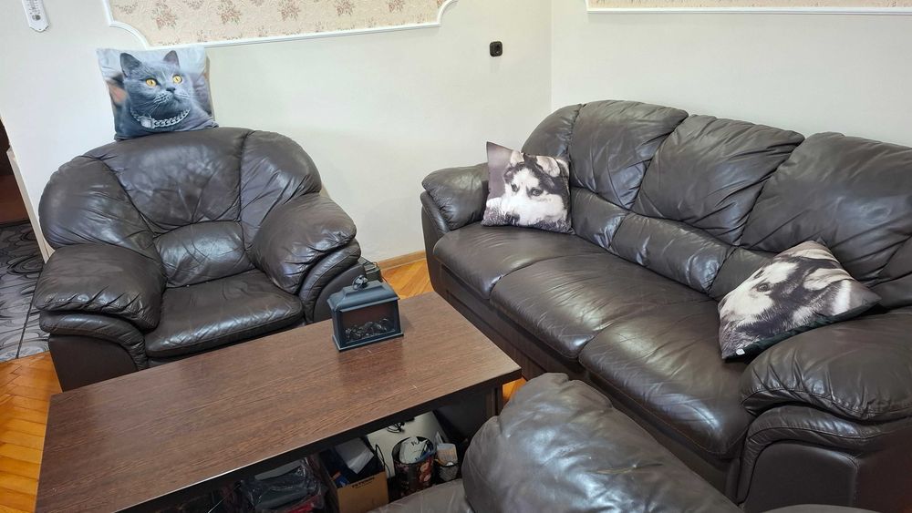 vand canapea piele maro, cu doua fotolii in stare buna ,pentru living