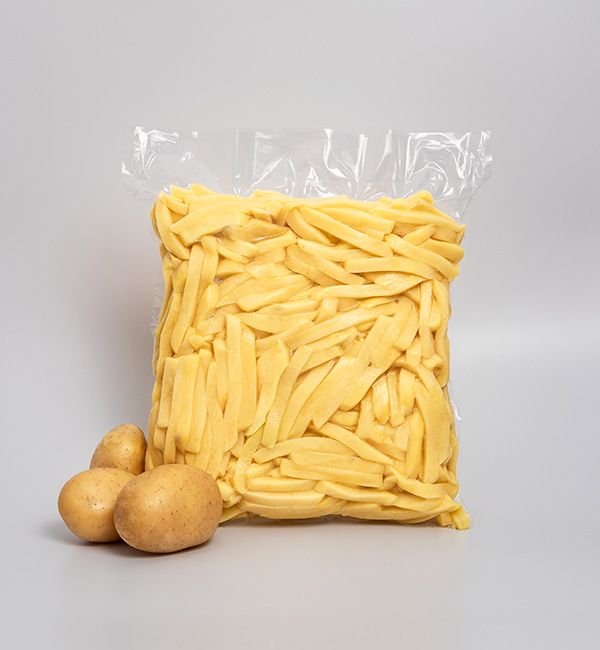 Cartofi proaspeti, curatati si taiati in diferite forme