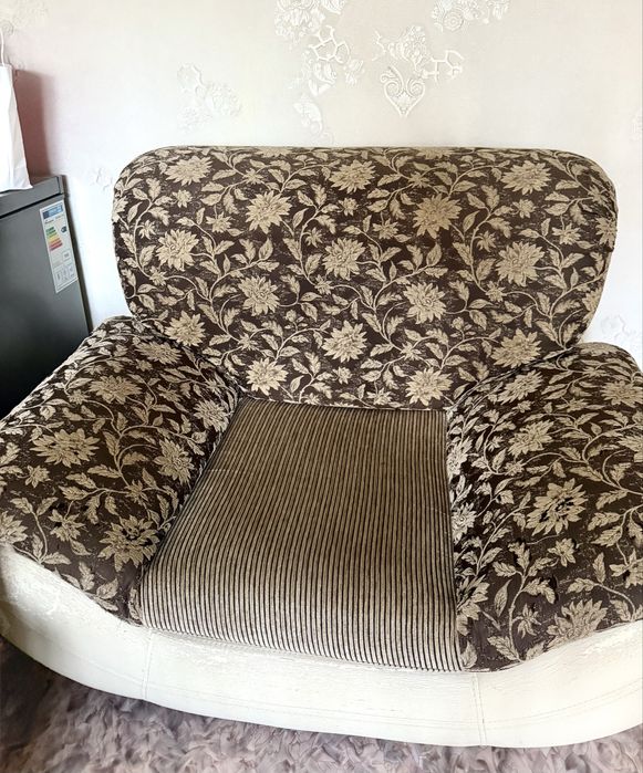 Кресло,диван тоже есть