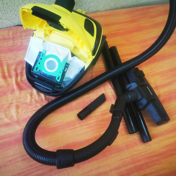 Aspirator Heinner 700W cu sac, filtru HEPA si accesorii