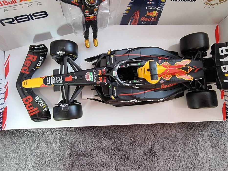 Red bull rb19 Max Verstappen World Champion 2023  1:24 scale Bburago