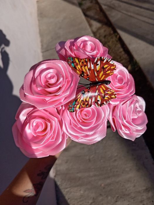 Trandafiri din satin superbi