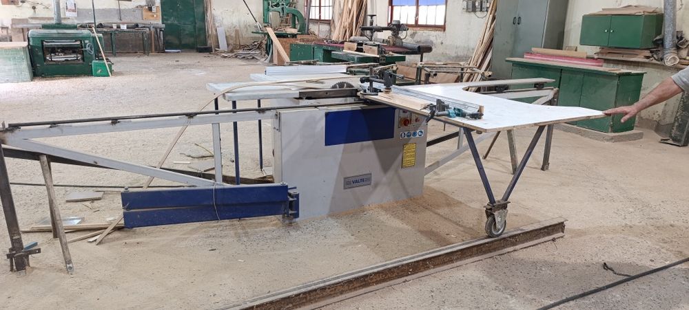 Продава машини за производство на мебели и дървени изделия