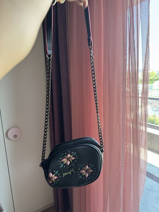 Черна дамска чанта Desigual с бродерия – през рамо