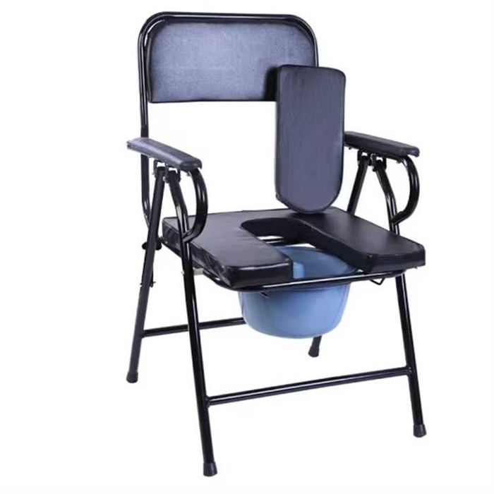 Стул для инвалидов со встроенным горшком, черного цвета.