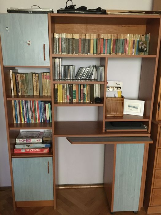 Biblioteca cu birou integrat