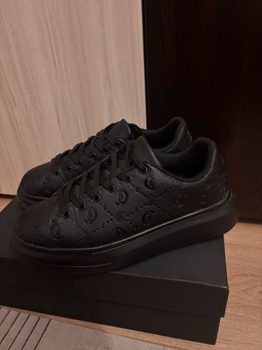Продавам оригинални маратонки Just Cavalli