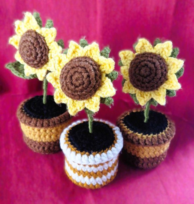 maci, narcise si floarea soarelui in mini-ghivece, articole crosetate
