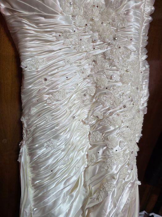 Rochie de  mireasä cu cerc gecuta blană si vual tot la 500 lei S