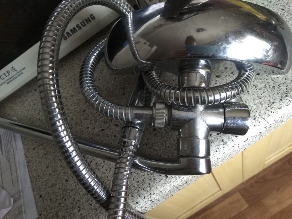 Смеситель для ванны продается.