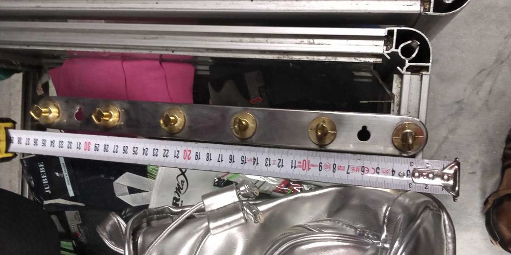 закачалка за дрехи за стена