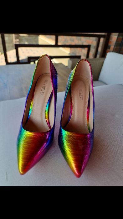 Красивые, нарядные туфли.