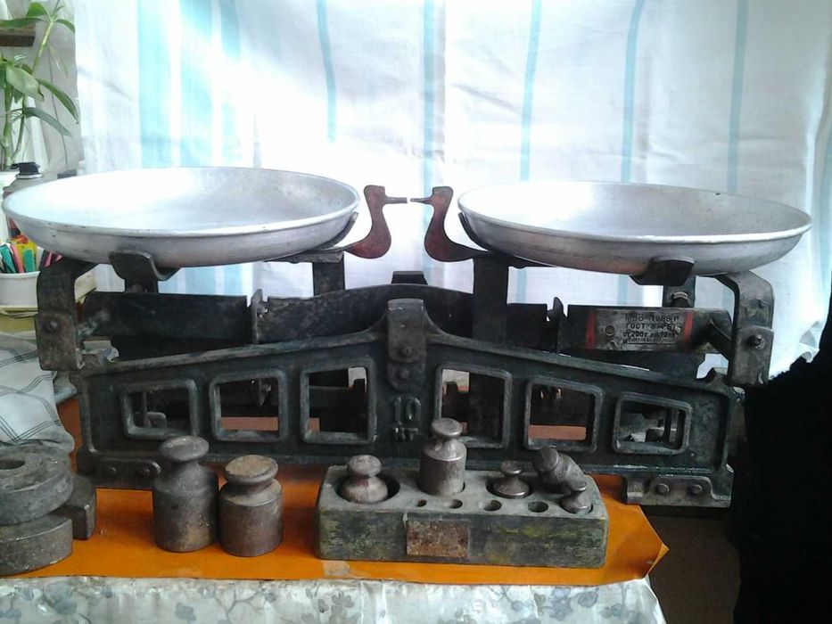 весы. металл. СССР. 1958г. в отличном состояние. с гирями