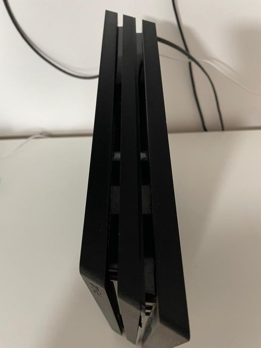 Vând PlayStation 4 Pro 1Tb