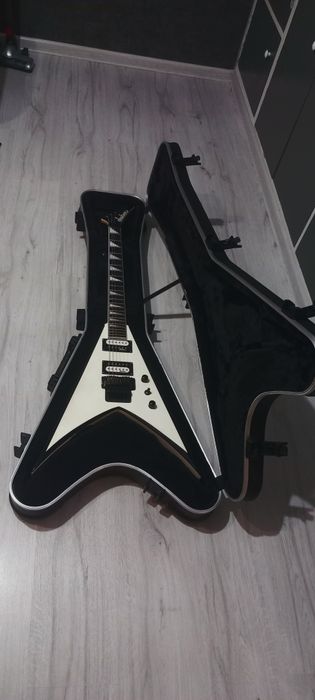 Jackson JS 32 King V AH Wtite-Black