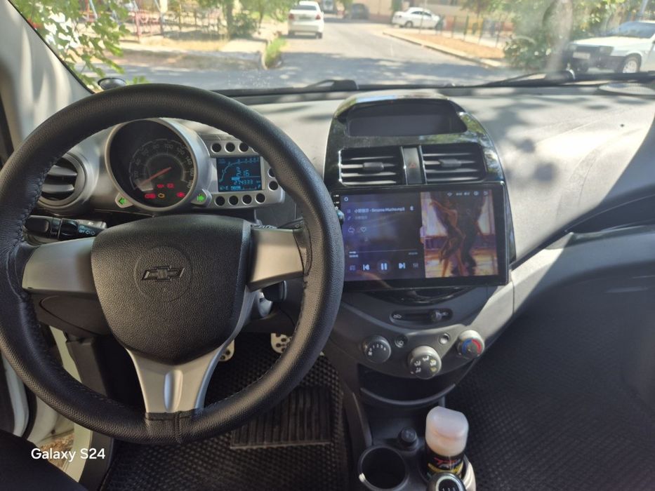 Chevrolet spark белый