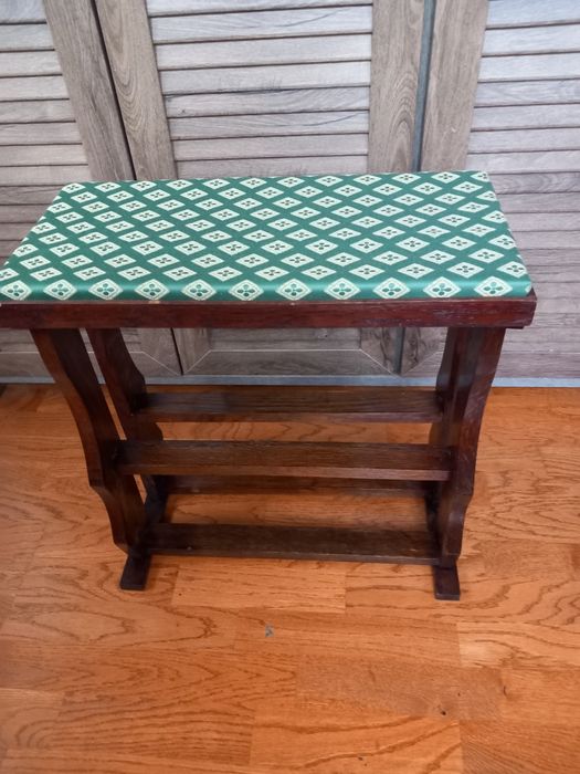 Băncuță (scaun)din lemn tapițată