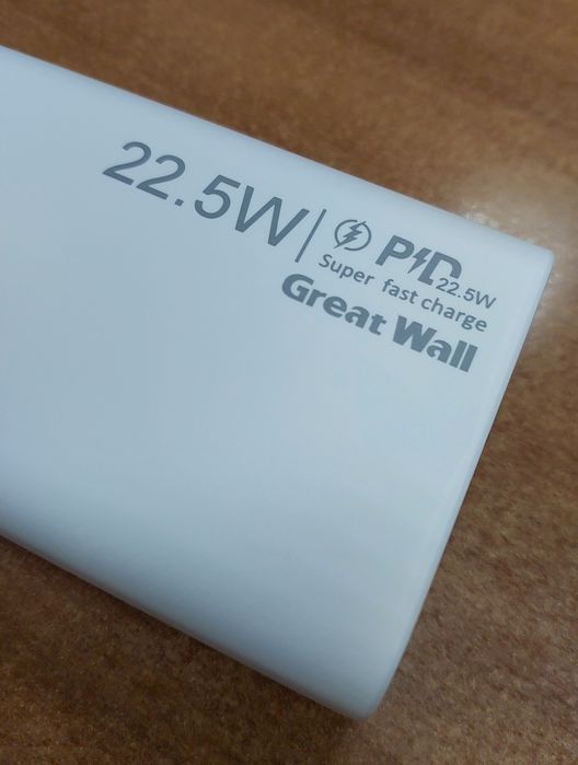 Мощный оригинальный пауэрбанк 22,5 Вт