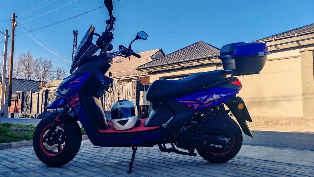 Продам скутер 2025 года, 150 кубов. Торг уместен.