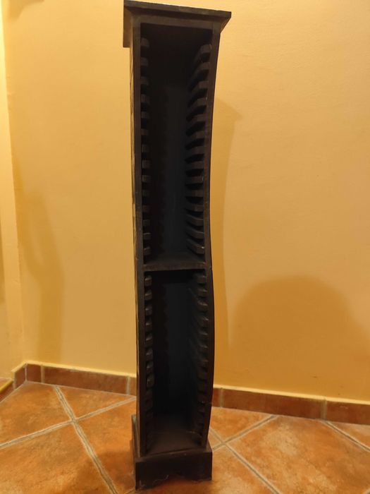 Оригинална, дървена стойка - поставка за дискове