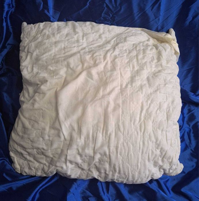 Продается подушка на синтепоне