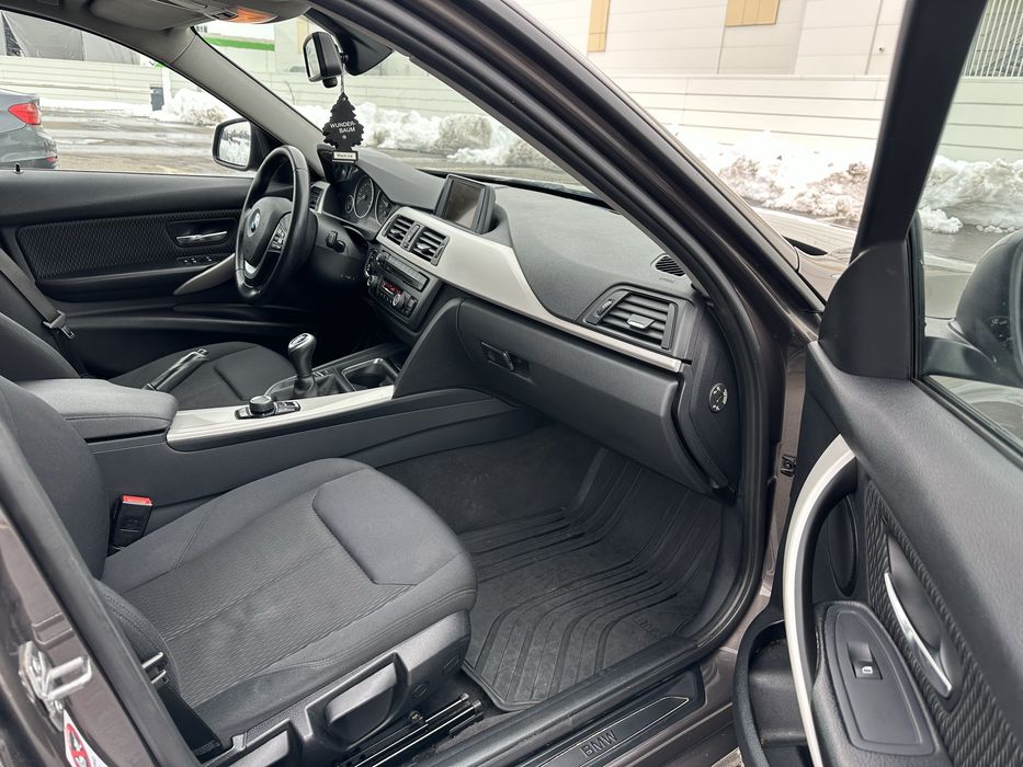 Bmw Seria 3  An fabricatie 2013 motor 2.0 diesel far bi-xenon!!