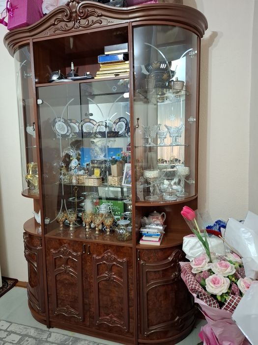 Gorka va stol va 12 ta stul bilan komplekt