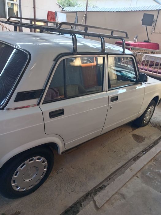 Lada 2107 sotiladi